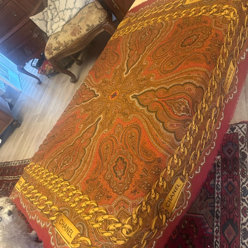 ✔️#81 Exceptionally beautiful Flawless Chanel Marama Shawl - Scarf 54” X 54” - Picture 2 of 9